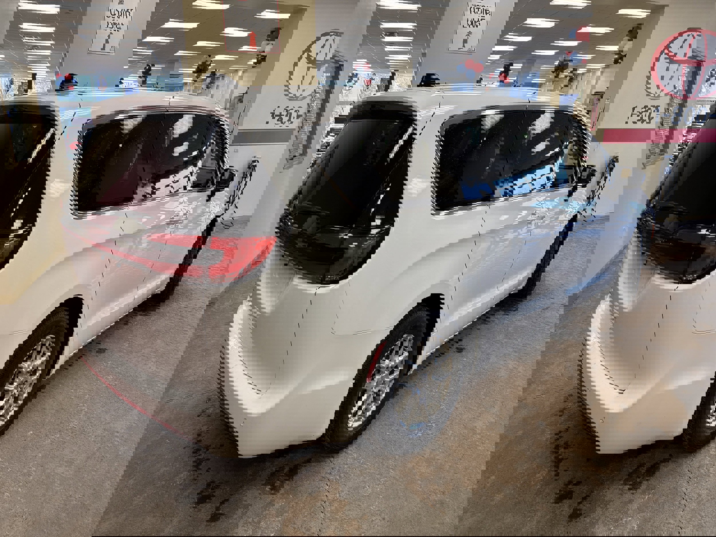 Used 2024 Chrysler Pacifica Touring-L image 9