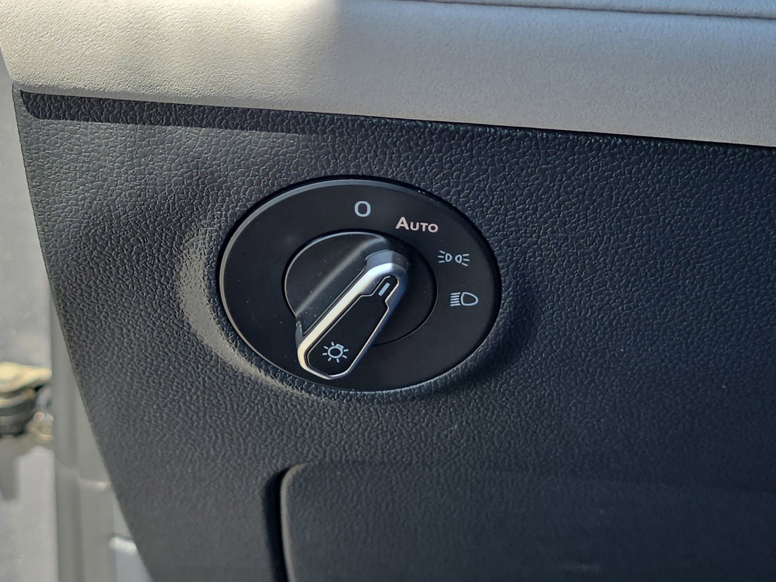 Used 2025 Volkswagen Taos SE image 30