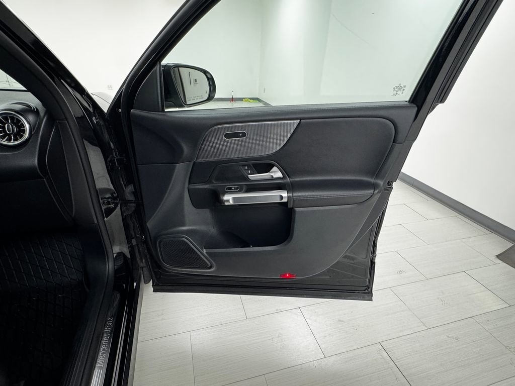 Used 2022 Mercedes-Benz GLB 250 GLB 250 w/ Premium Package Lite image 12