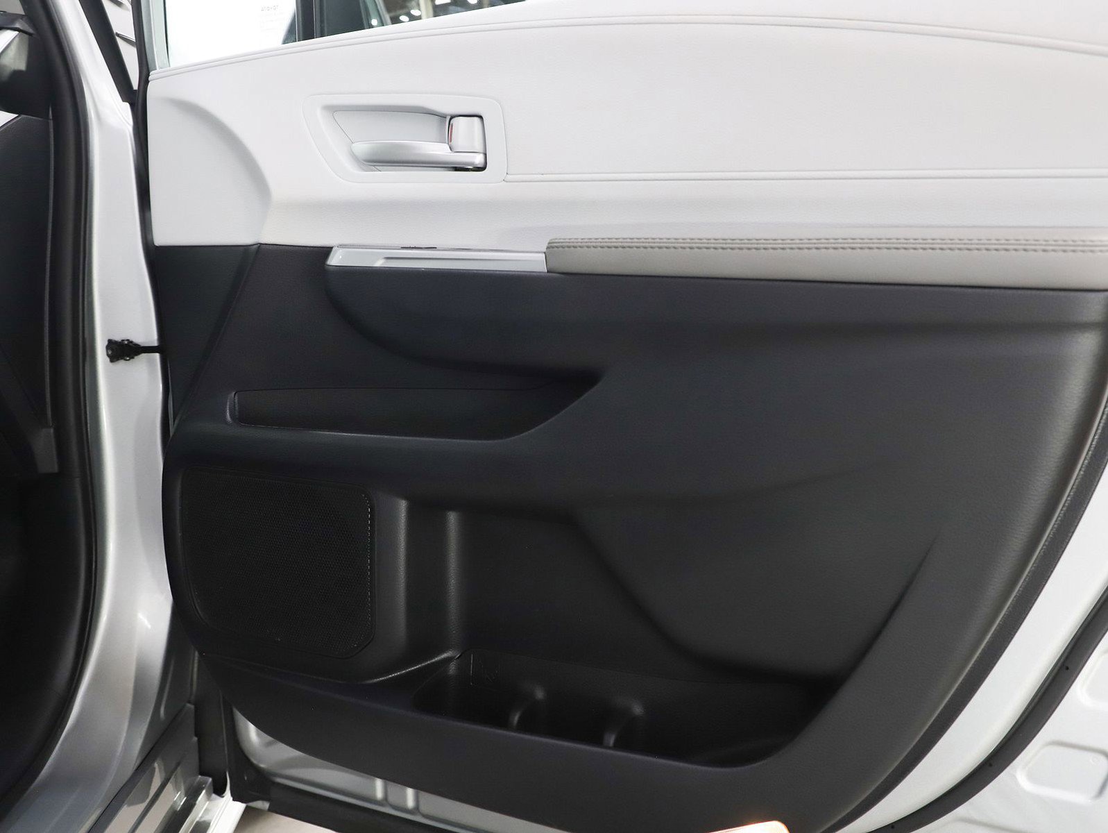 Used 2025 Toyota Sienna XLE image 9