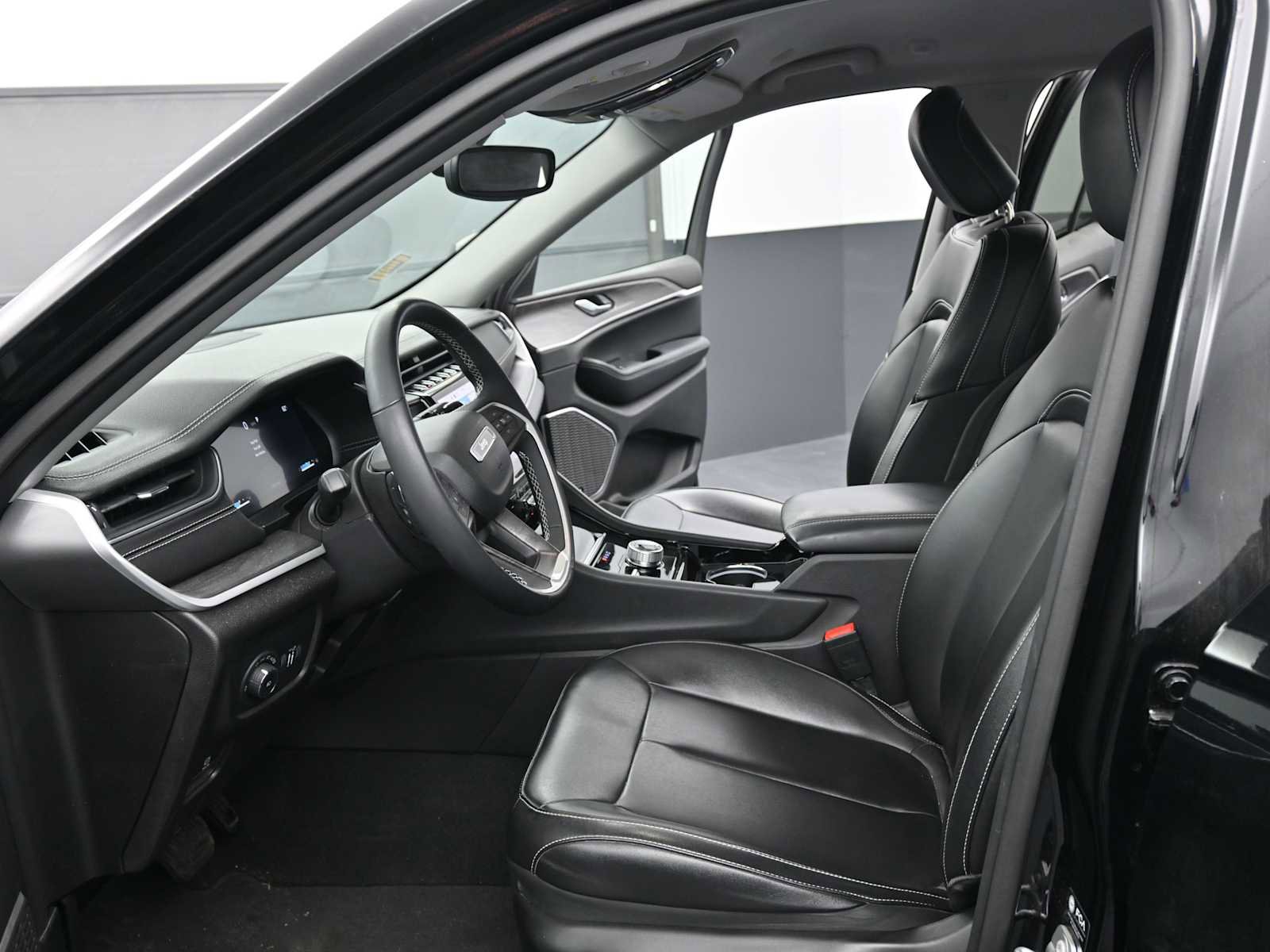 Used 2023 Jeep Grand Cherokee Limited w/ Black Appearance Package image 11