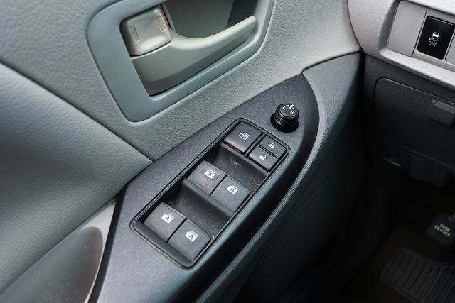 Used 2015 Toyota Sienna L FWD image 18