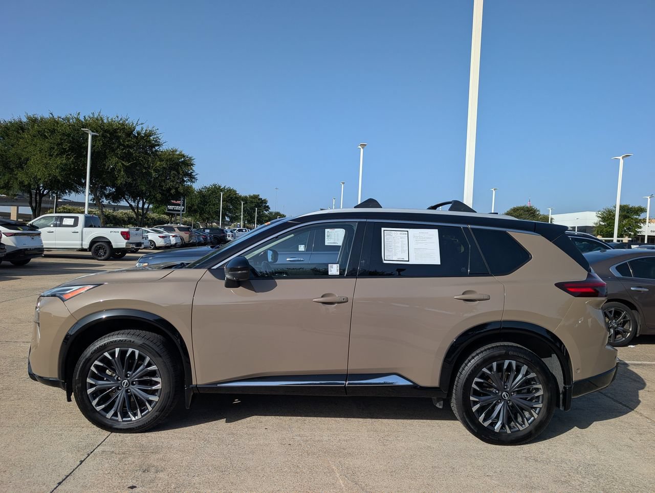 Certified 2024 Nissan Rogue Platinum w/ Platinum Premium Package FWD image 3