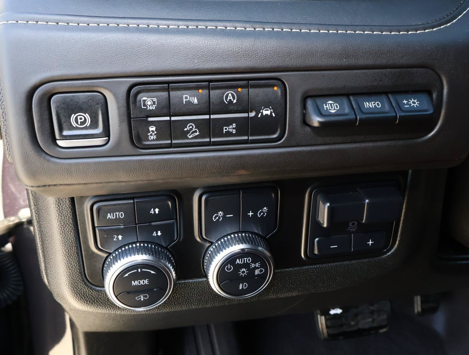 Used 2024 GMC Yukon XL Denali Ultimate AWD/4WD image 32