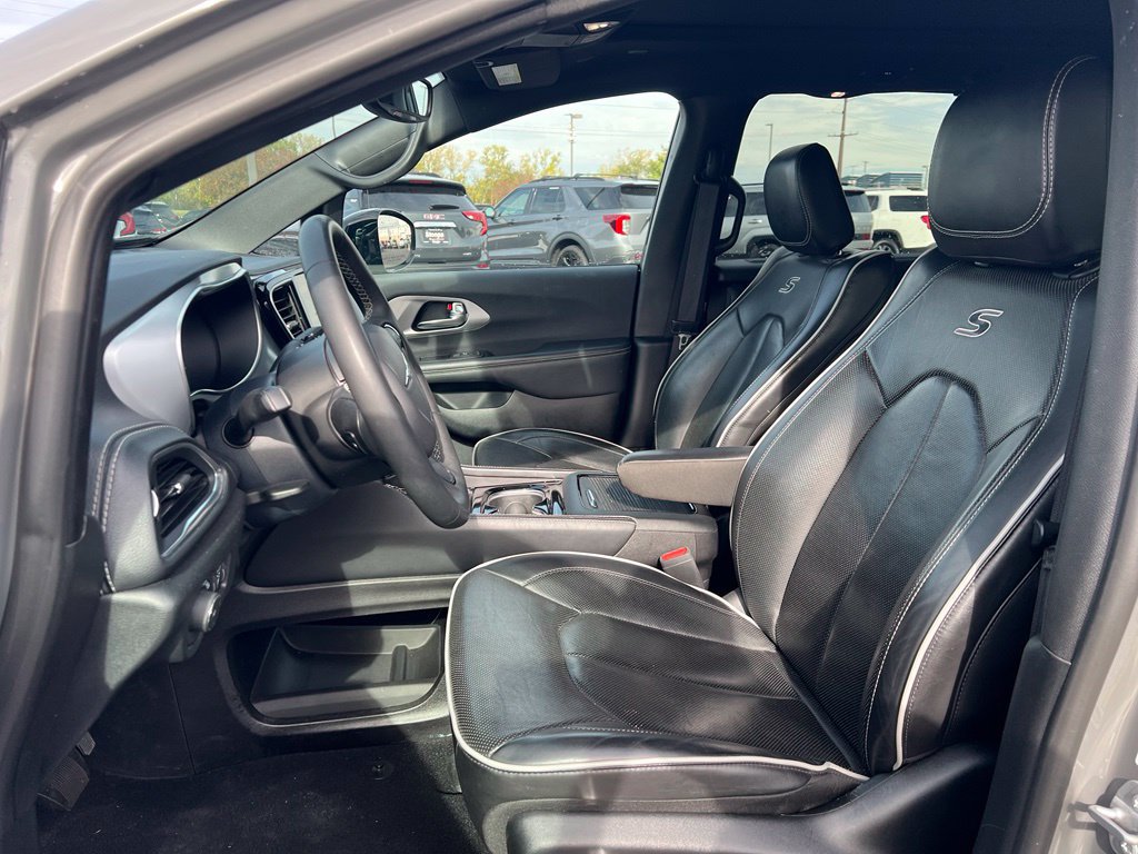 Used 2025 Chrysler Pacifica Limited FWD image 7