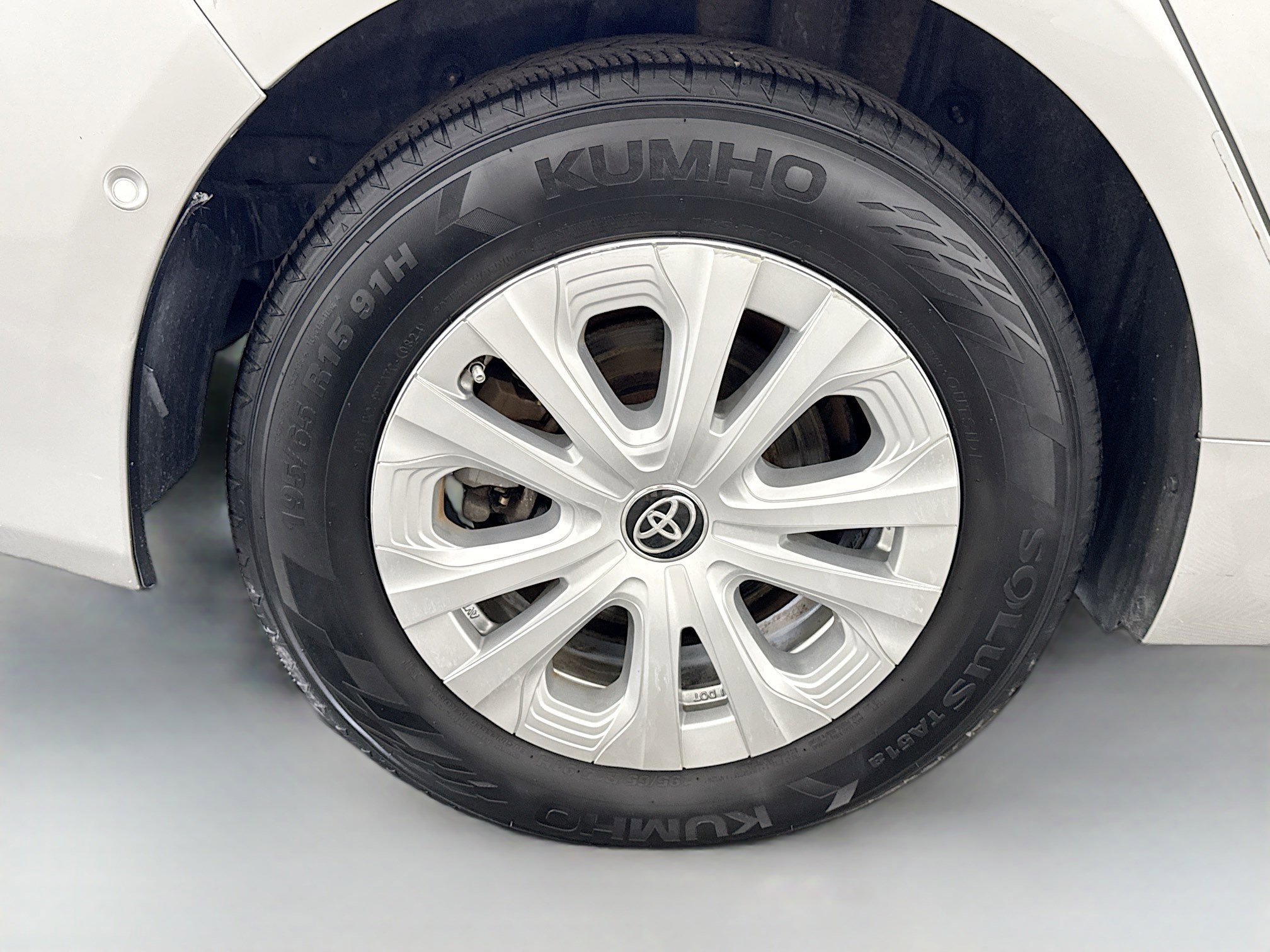 Used 2021 Toyota Prius LE FWD image 33