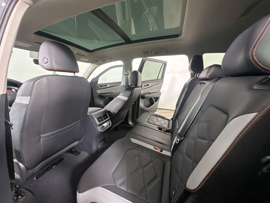 Used 2025 Volkswagen Atlas Peak Edition SE AWD/4WD image 13