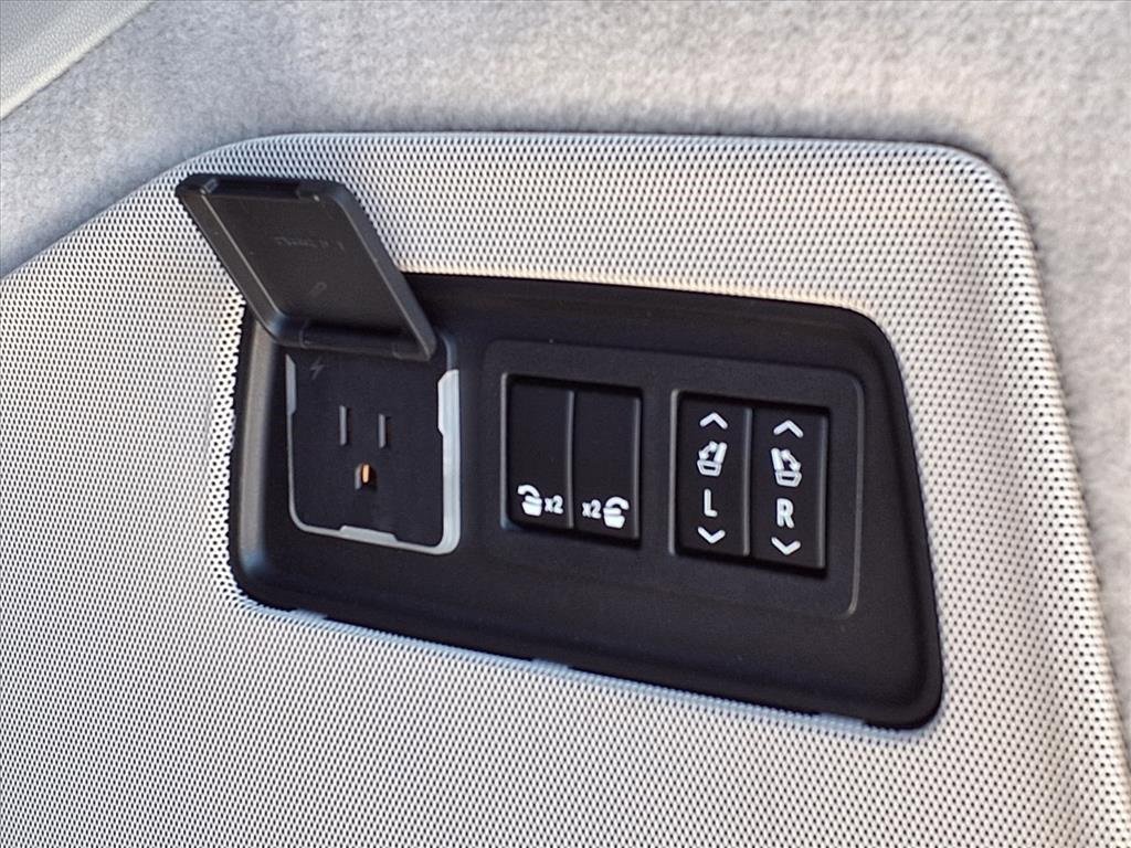 Used 2022 Cadillac Escalade Premium Luxury Platinum w/ Heavy-Duty Trailer Package image 24