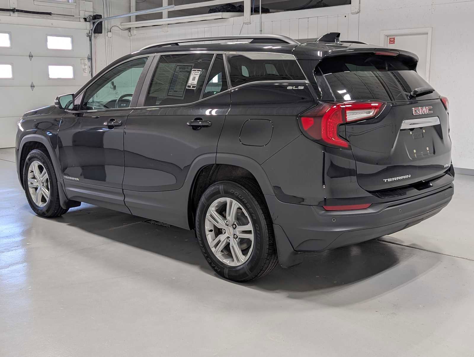 Used 2022 GMC Terrain SLE w/ Driver Convenience Package image 10