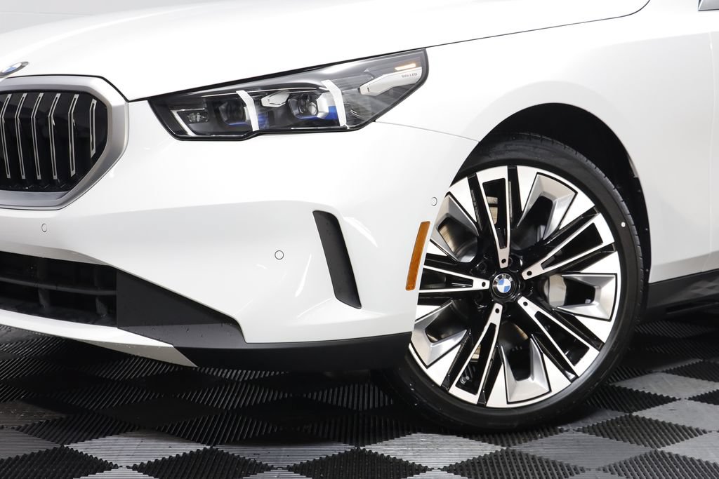 New 2026 BMW 530i xDrive w/ Premium Package AWD/4WD image 4
