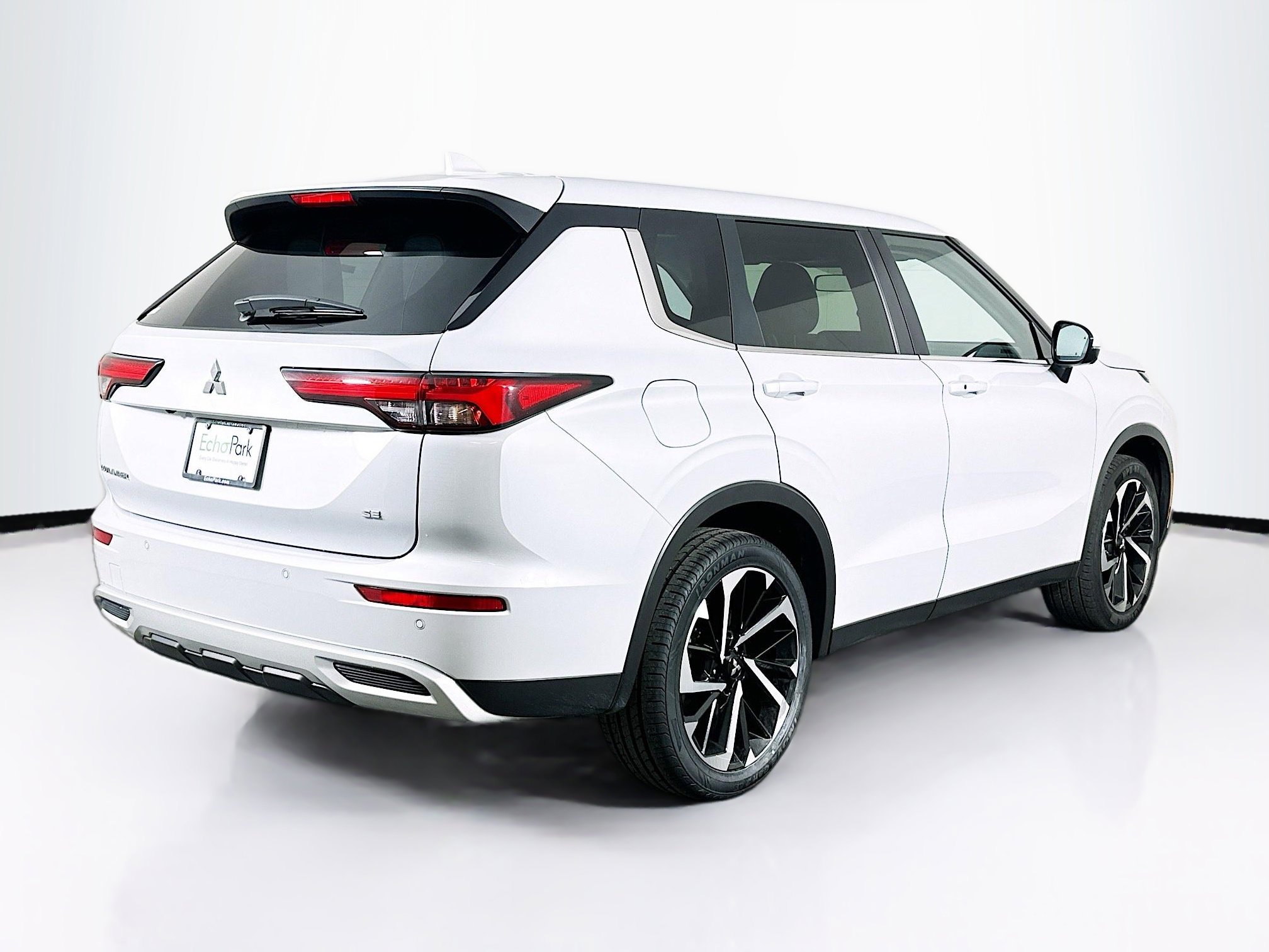 Used 2024 Mitsubishi Outlander SE image 9