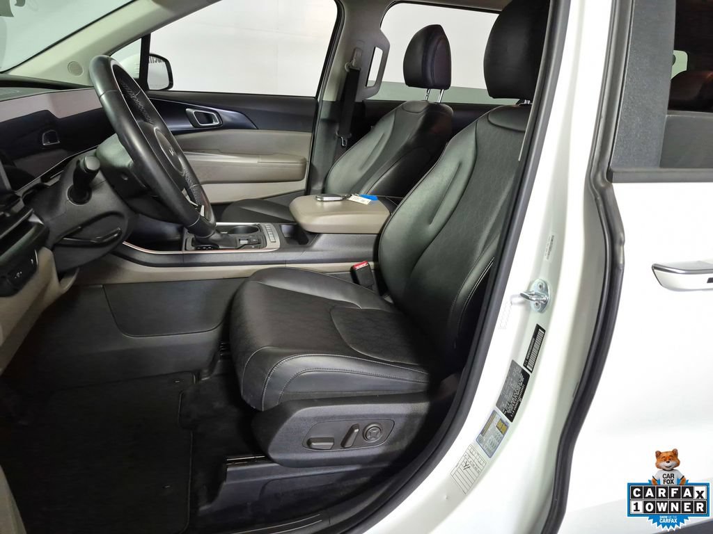 Used 2025 Kia Carnival FWD image 9