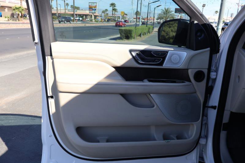Used 2019 Lincoln Navigator Reserve image 13