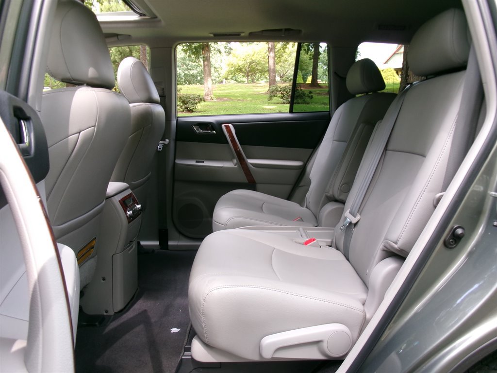 Used 2012 Toyota Highlander Limited w/ Tow Pkg FWD image 27