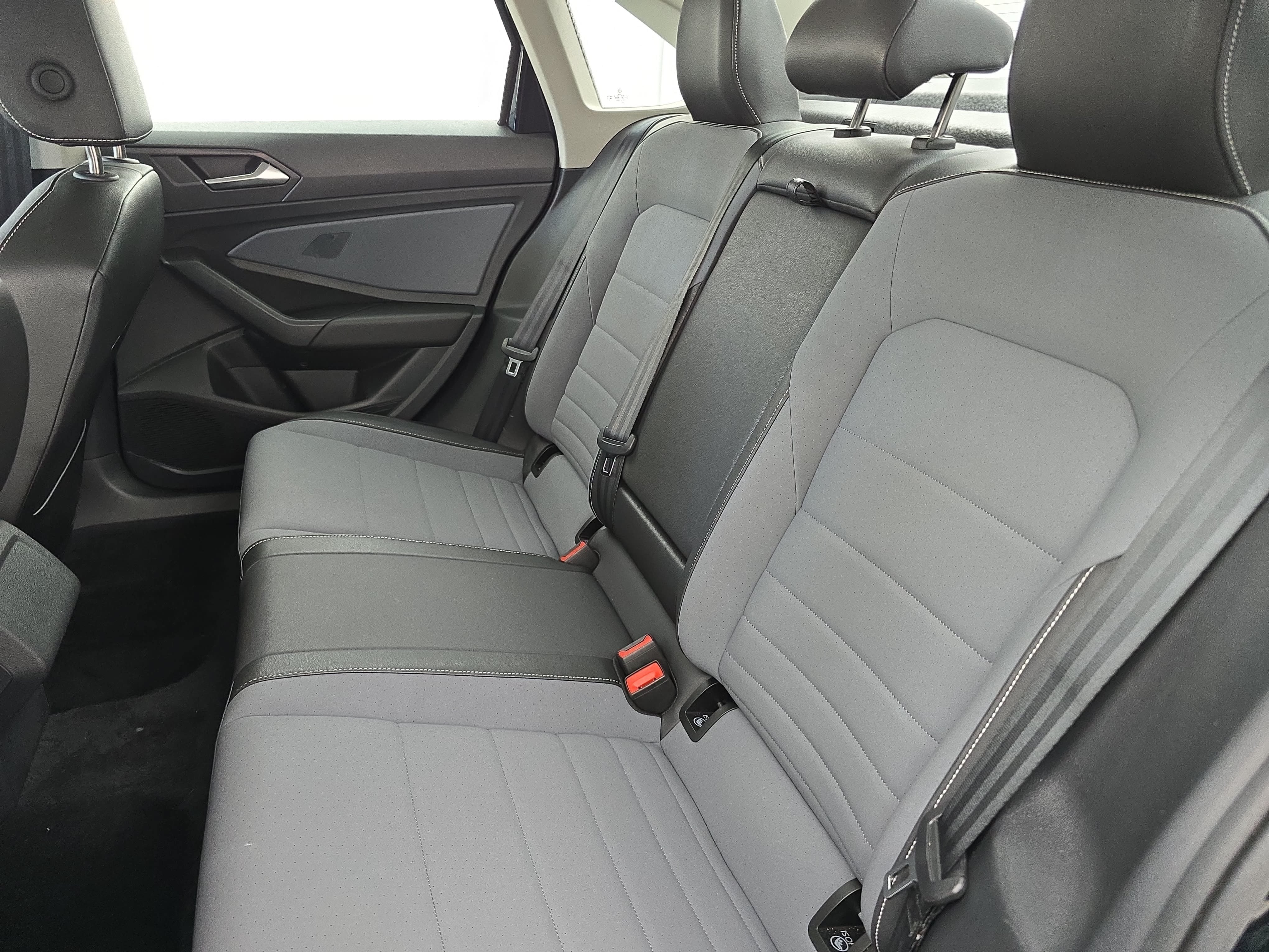 Certified 2025 Volkswagen Jetta SE w/ Sunroof Package FWD image 13
