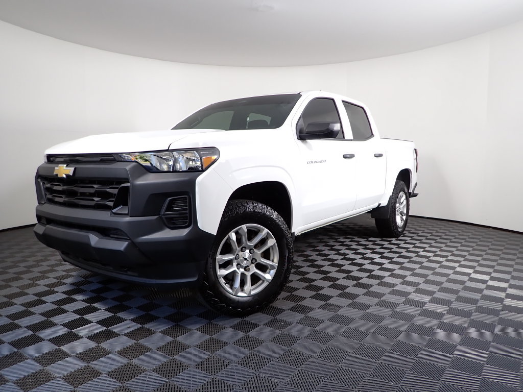 Used 2025 Chevrolet Colorado W/T AWD/4WD image 2