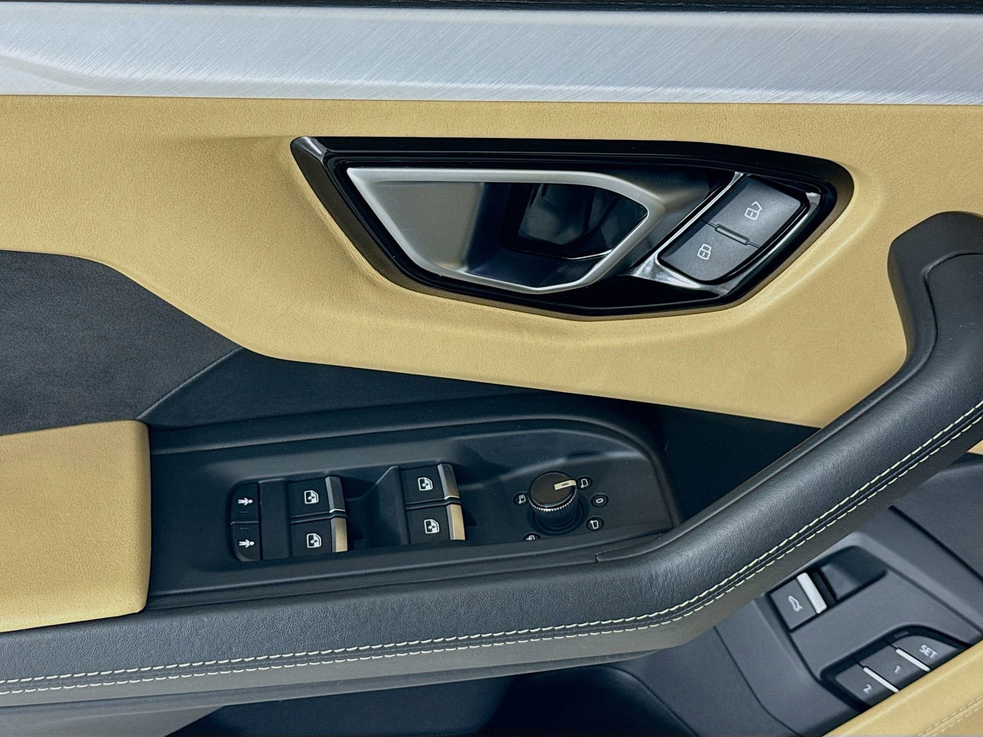 Used 2020 Lamborghini Urus image 19