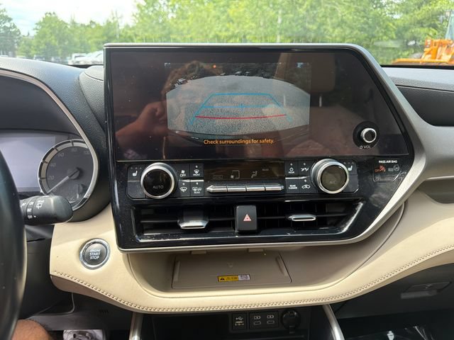 Used 2023 Toyota Highlander XLE AWD/4WD image 34