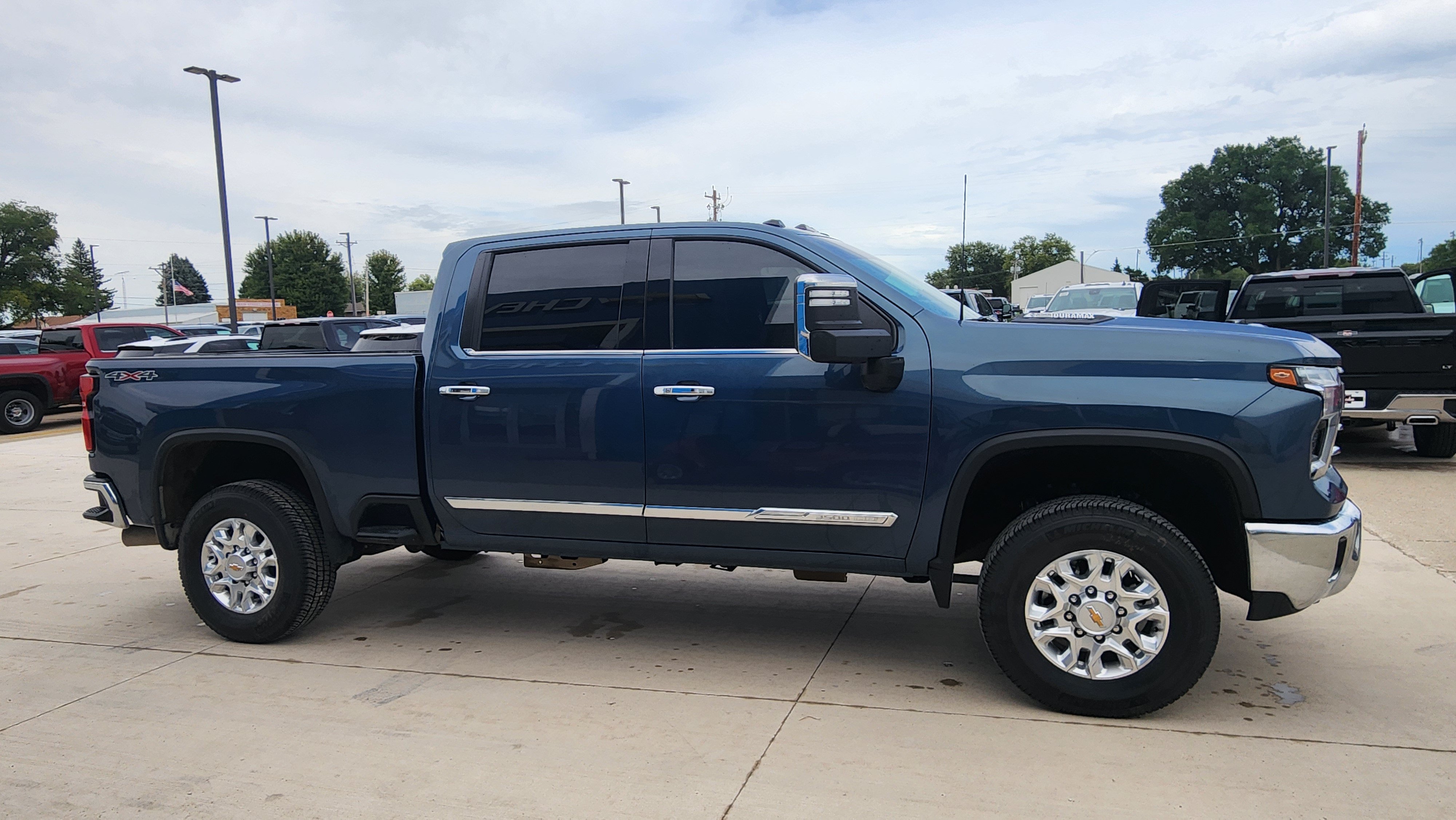Used 2025 Chevrolet Silverado 3500 LTZ AWD/4WD image 4