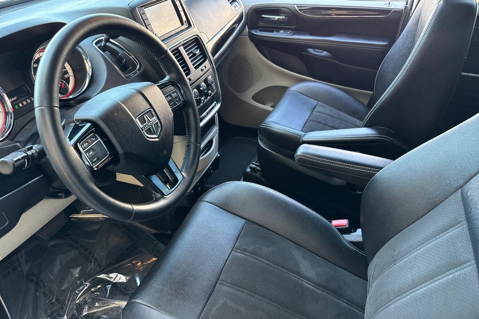 Used 2019 Dodge Grand Caravan SXT image 4