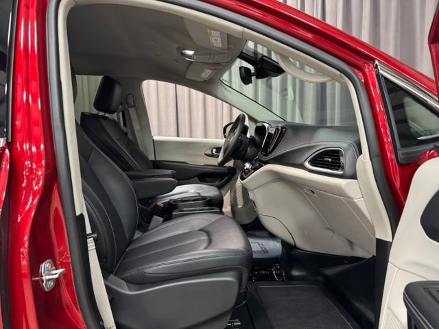 Used 2024 Chrysler Pacifica Touring-L FWD image 7