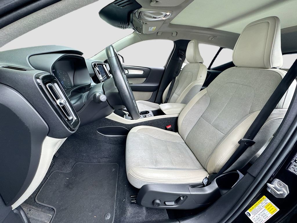 Used 2020 Volvo XC40 T5 Momentum image 12