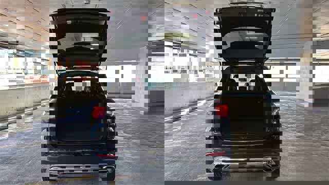 Used 2025 Mercedes-Benz GLC 300 4MATIC image 11