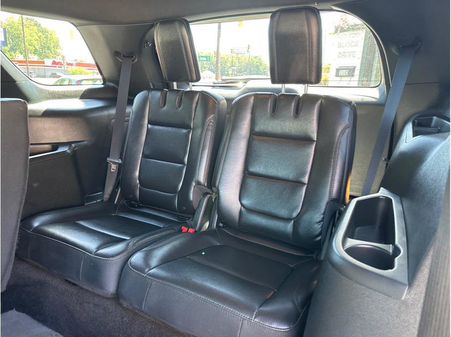 Used 2018 Ford Explorer XLT w/ Equipment Group 202A image 9