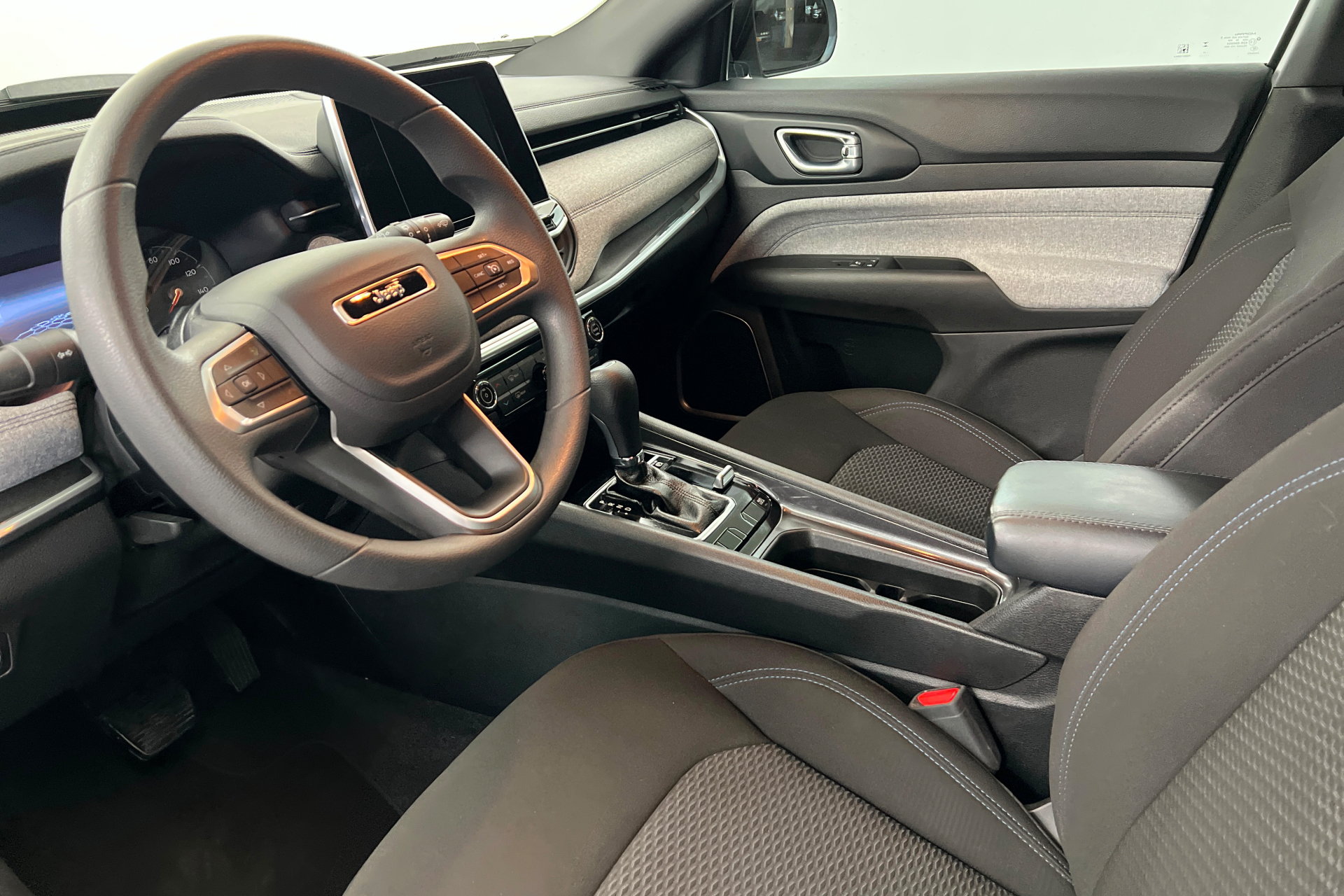 Used 2025 Jeep Compass Sport AWD/4WD image 16