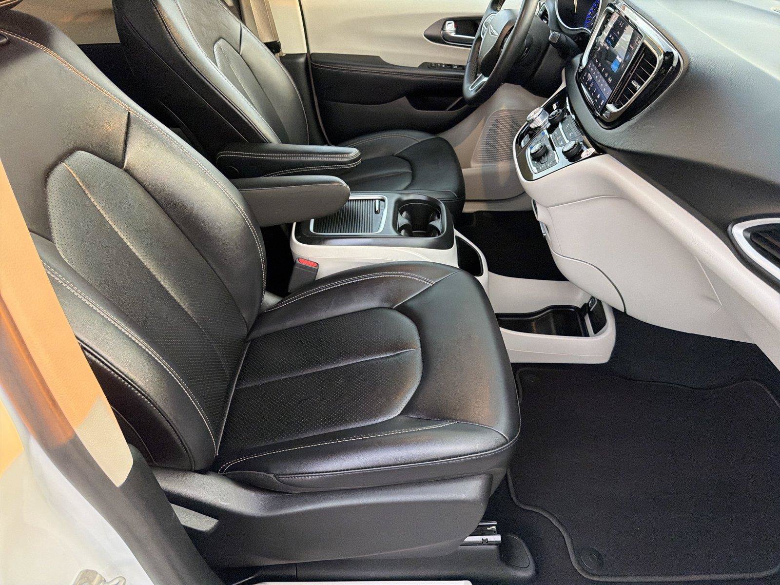 Used 2024 Chrysler Pacifica Touring-L FWD image 12