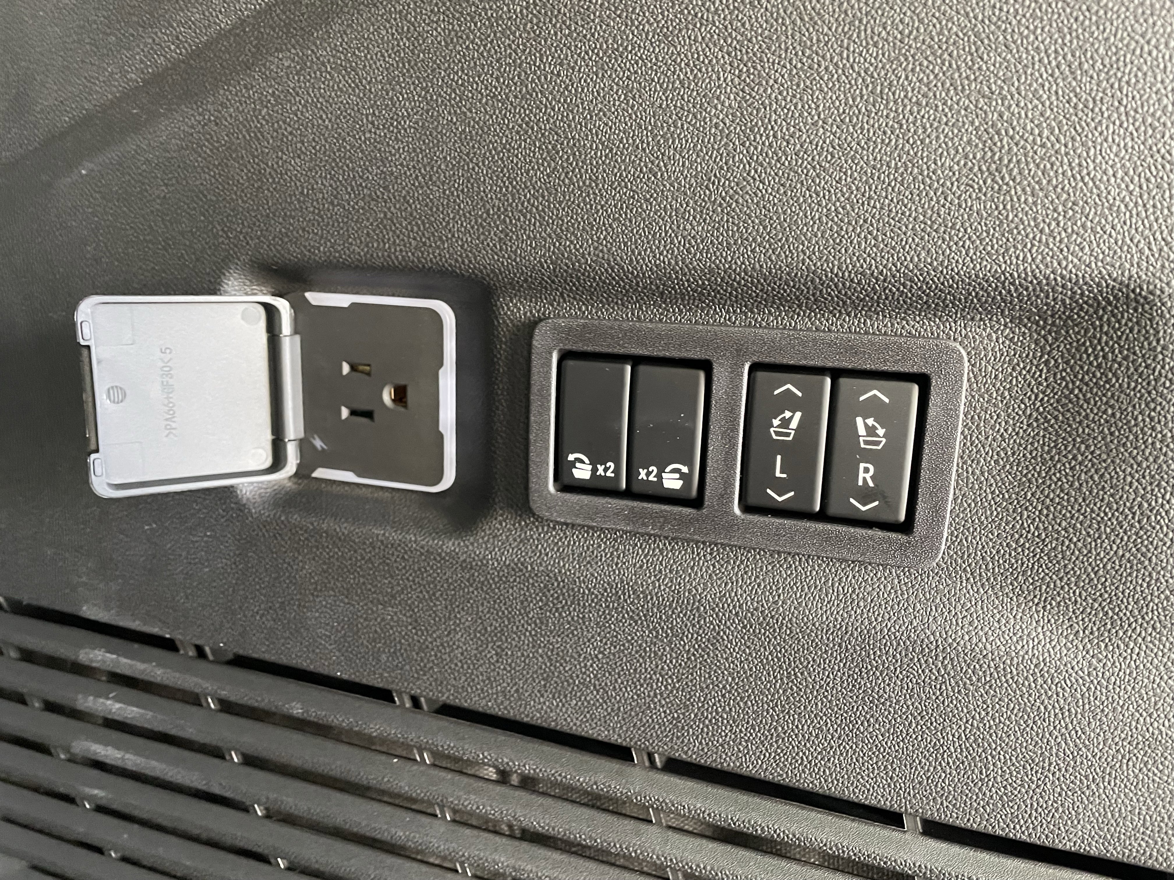 New 2026 GMC Yukon XL Elevation w/ Elevation Premium Package image 9