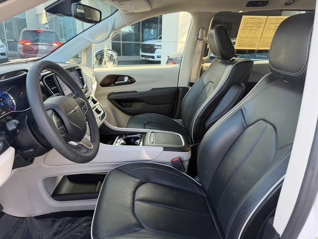Used 2023 Chrysler Pacifica Limited w/ Uconnect Theater Family Group FWD image 23