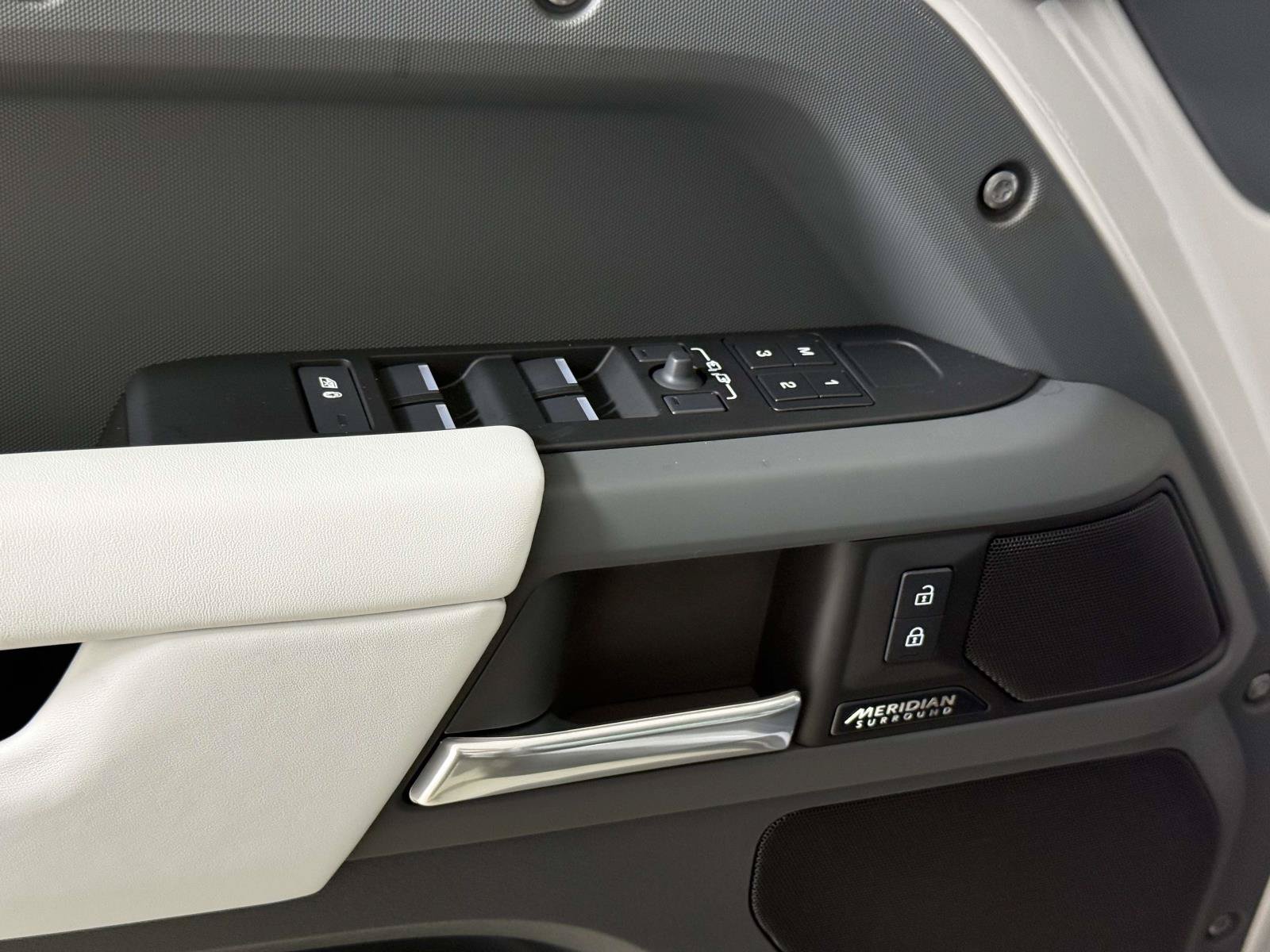 New 2026 Land Rover Defender 110 X-Dynamic SE AWD/4WD image 20