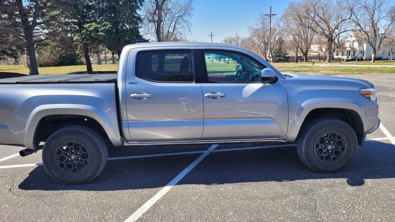Used 2020 Toyota Tacoma SR5 AWD/4WD image 8