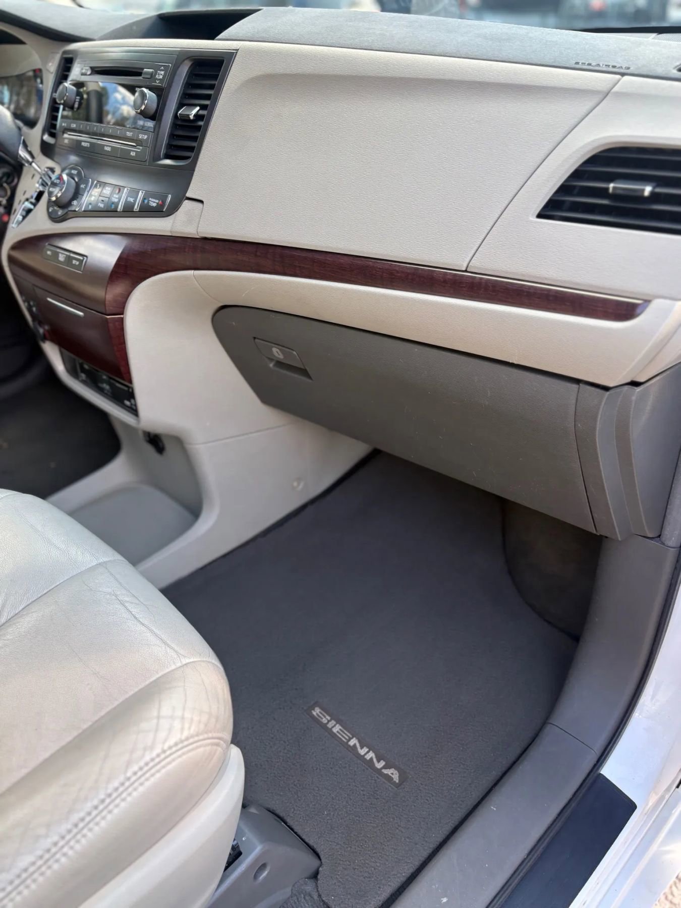 Used 2011 Toyota Sienna XLE w/ Entertainment Pkg image 27