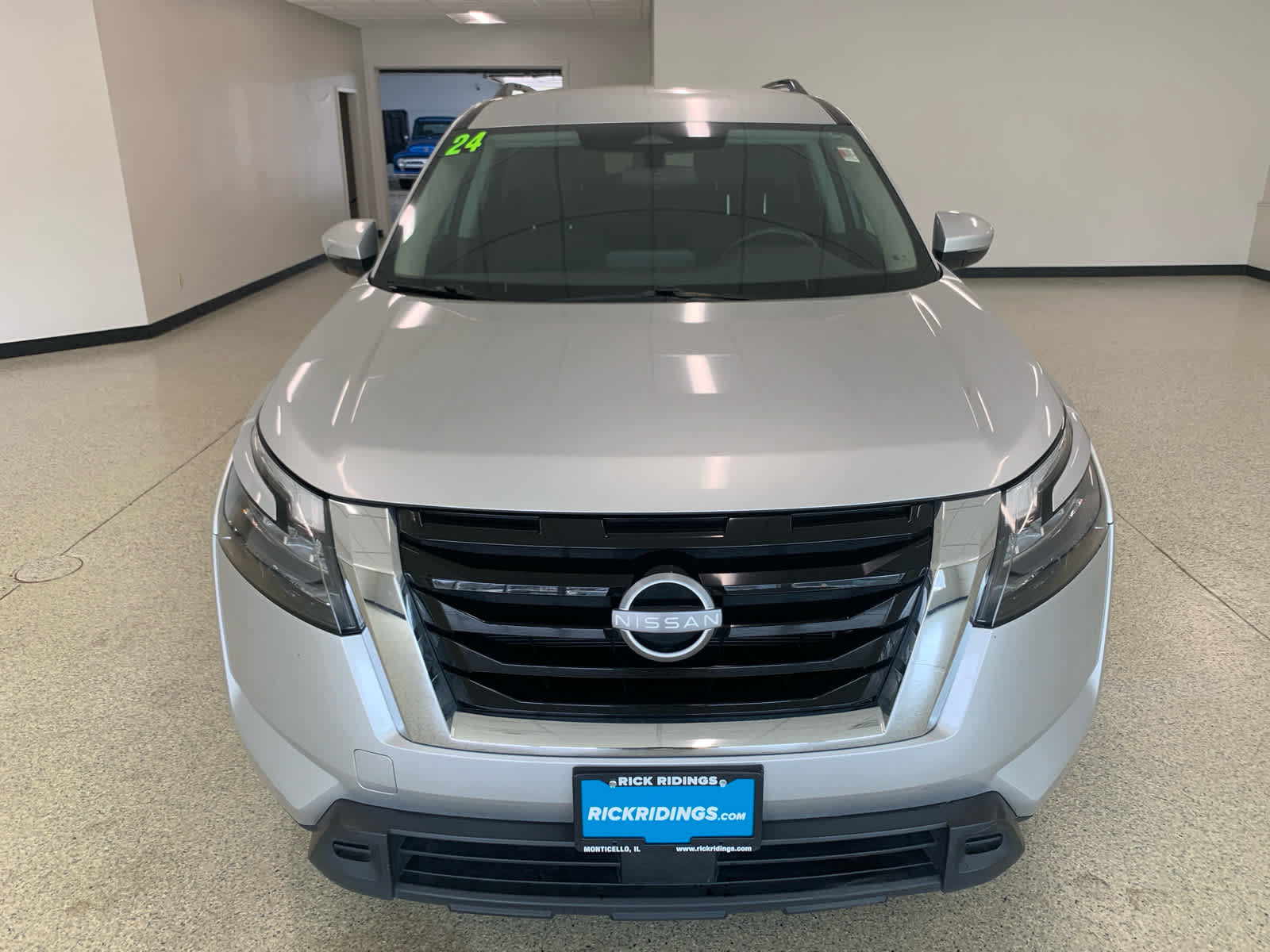 Used 2024 Nissan Pathfinder SV FWD image 3