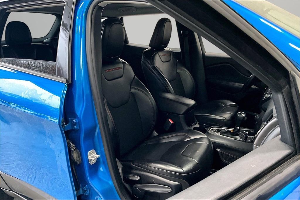 Used 2019 Jeep Cherokee Trailhawk w/ Cold Weather Group image 28