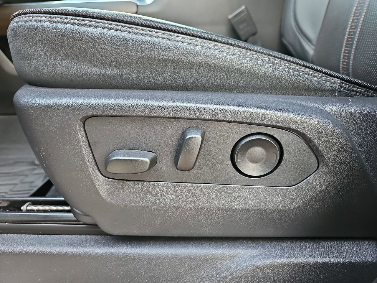 Certified 2024 Chevrolet Silverado 1500 High Country w/ Technology Package image 34