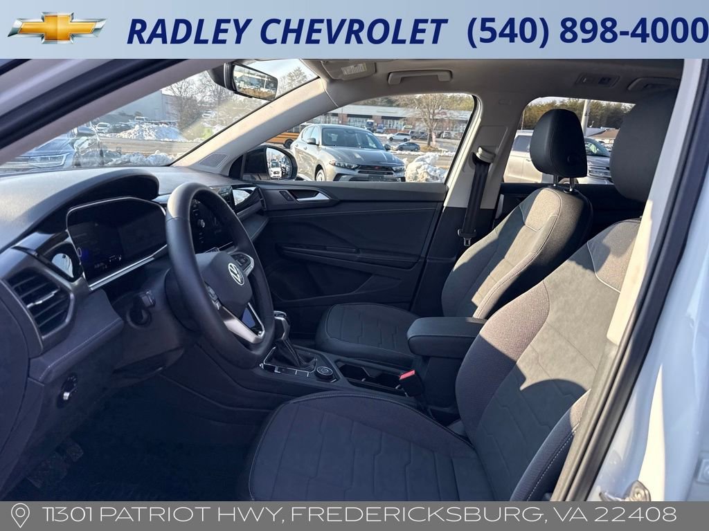 Used 2025 Volkswagen Taos SE image 3