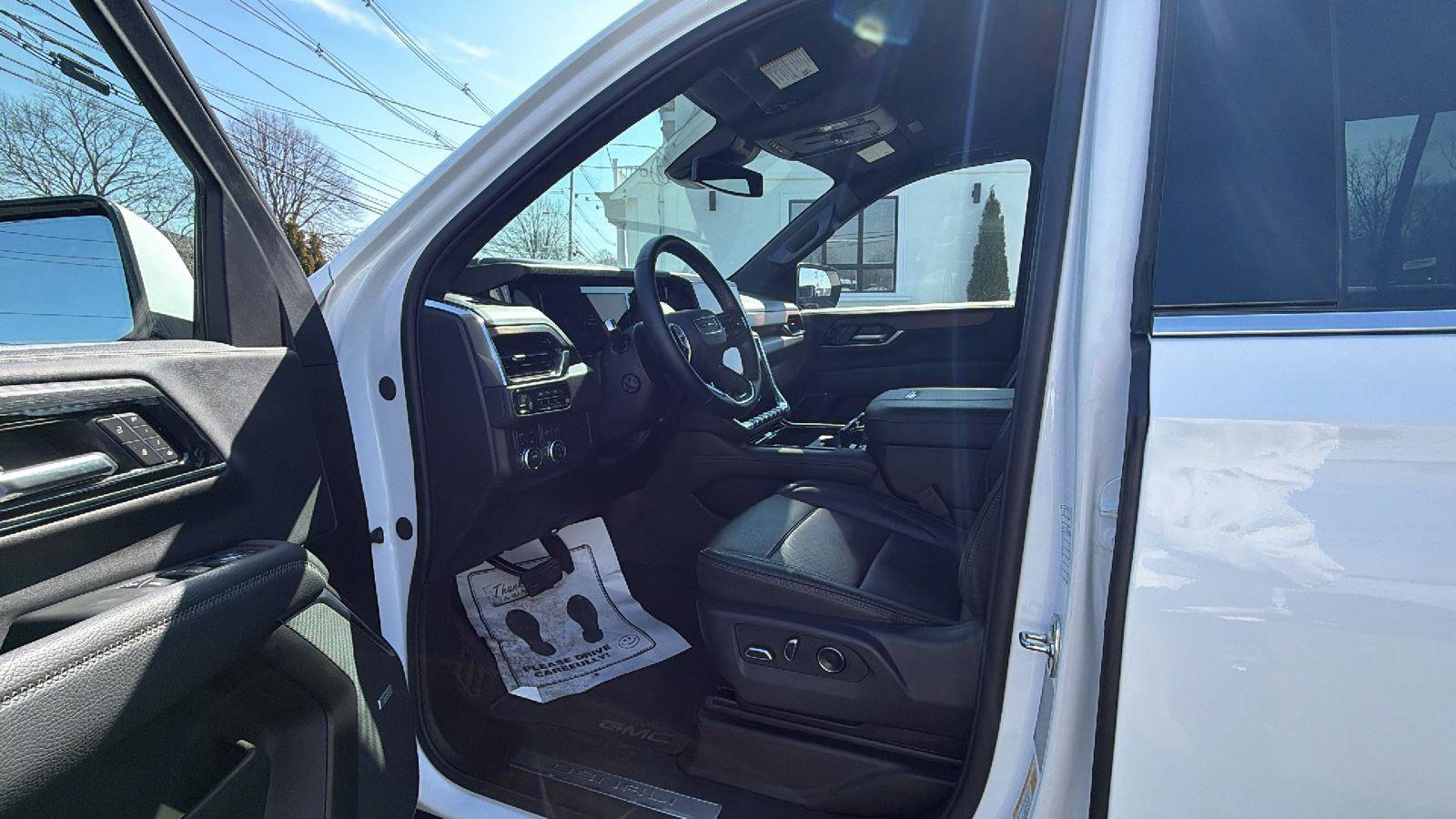 Used 2025 GMC Yukon XL Denali image 15