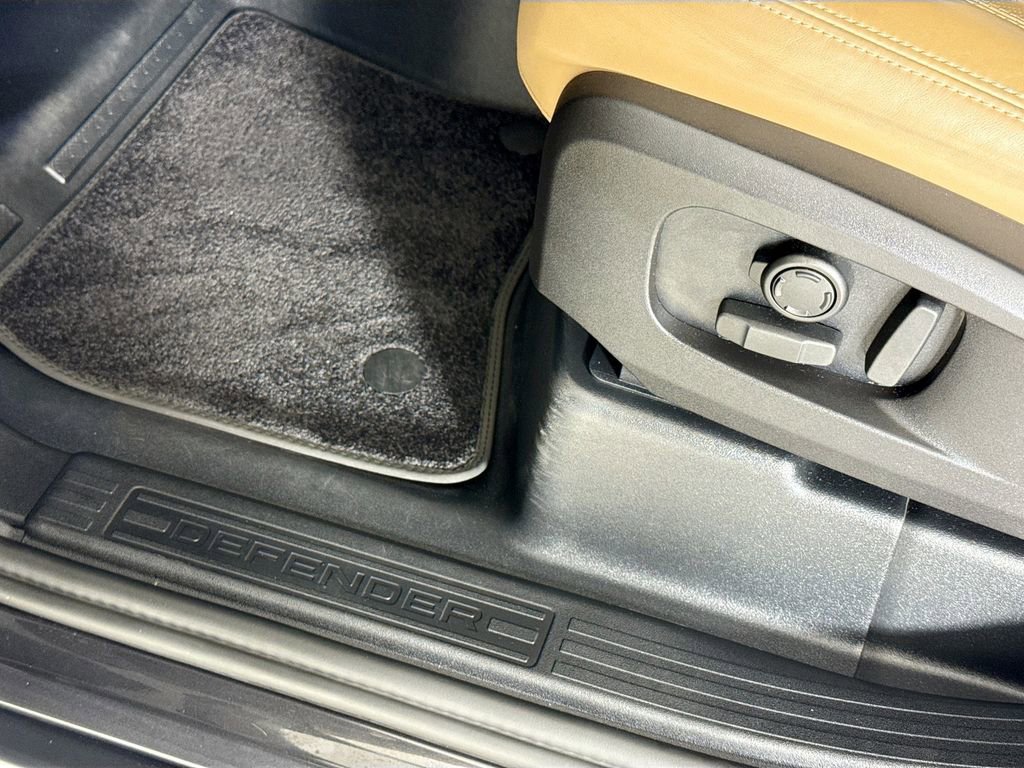 Used 2025 Land Rover Defender 110 X-Dynamic SE image 18