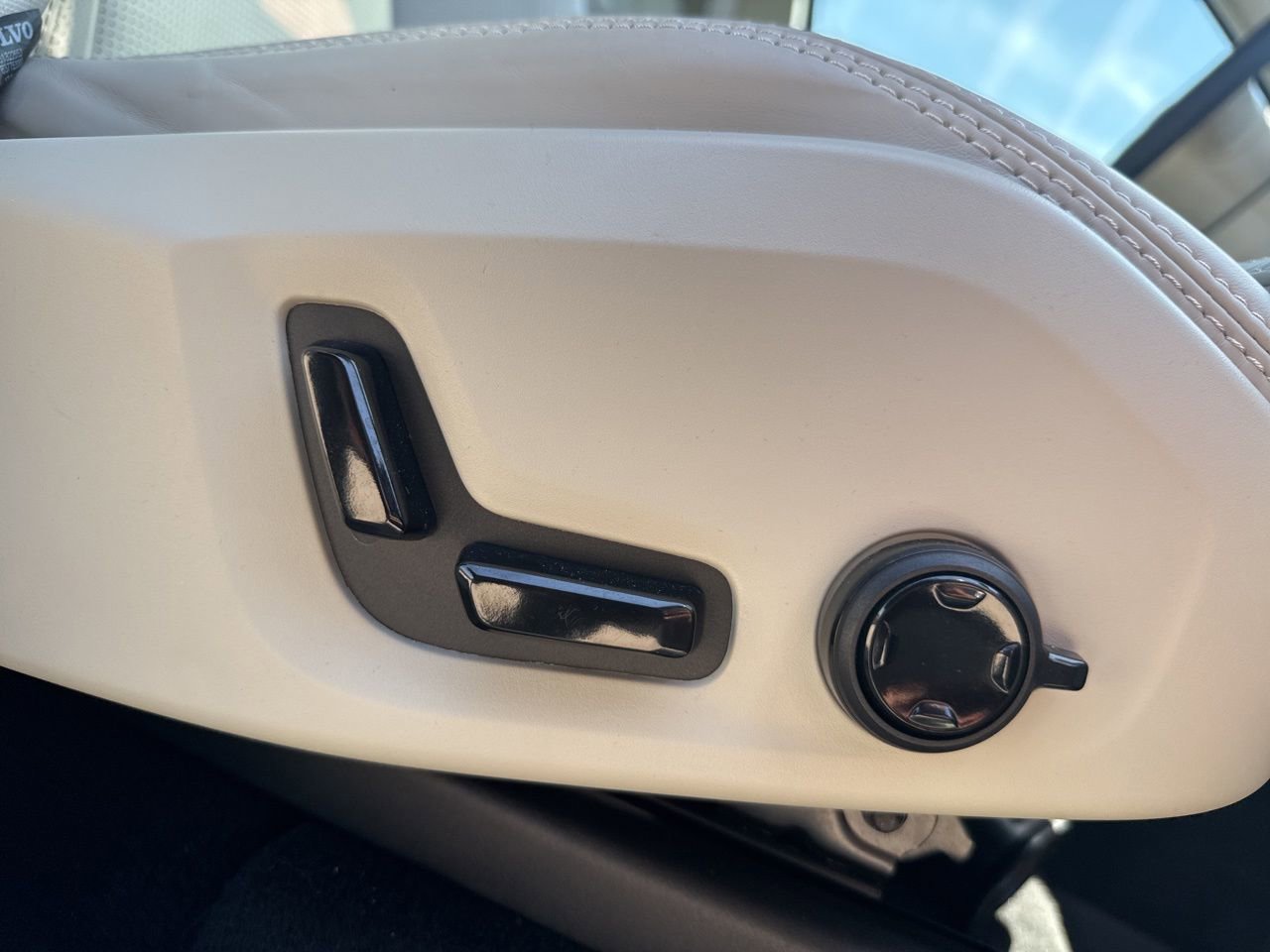 Used 2025 Volvo XC90 B6 Ultra w/ Lounge Package image 14