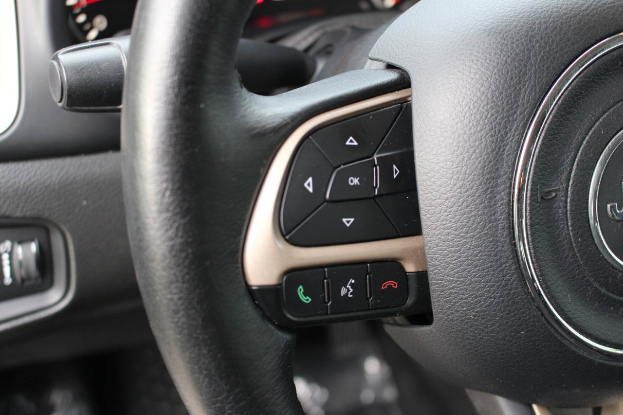 Used 2016 Jeep Renegade Latitude w/ Cold Weather Group FWD image 17