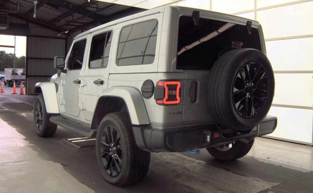 Used 2023 Jeep Wrangler Unlimited Sahara AWD/4WD image 5