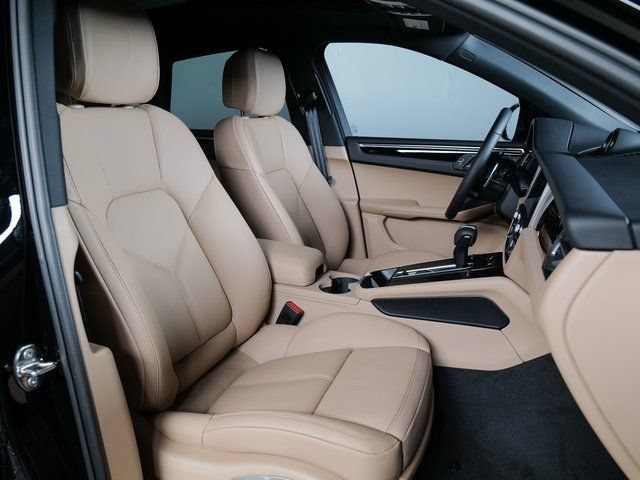 Certified 2026 Porsche Macan AWD/4WD image 11
