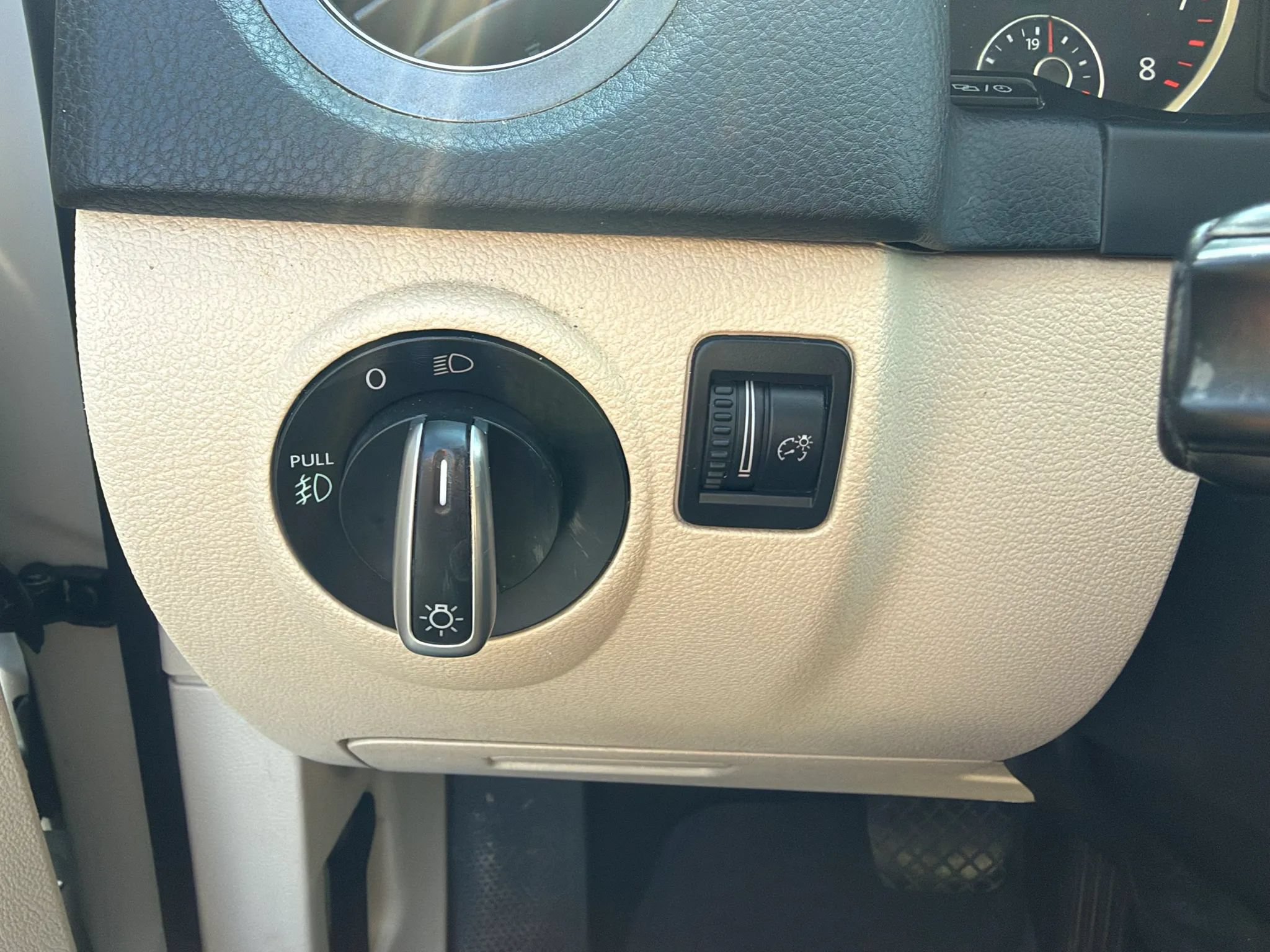 Used 2015 Volkswagen Tiguan SE FWD image 25