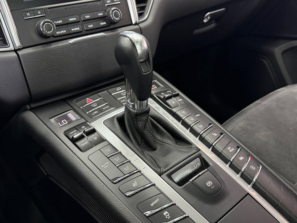 Used 2018 Porsche Macan AWD/4WD image 22