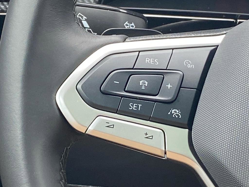 Used 2025 Volkswagen Atlas Cross Sport SEL R-Line image 5