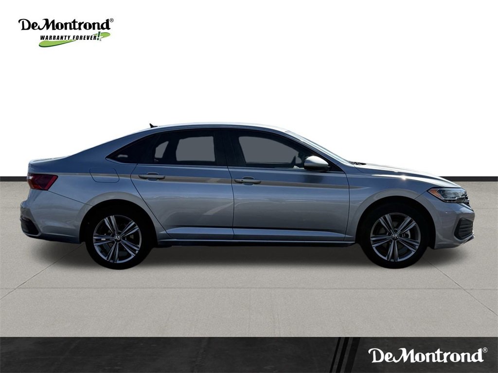 Used 2022 Volkswagen Jetta SE image 3