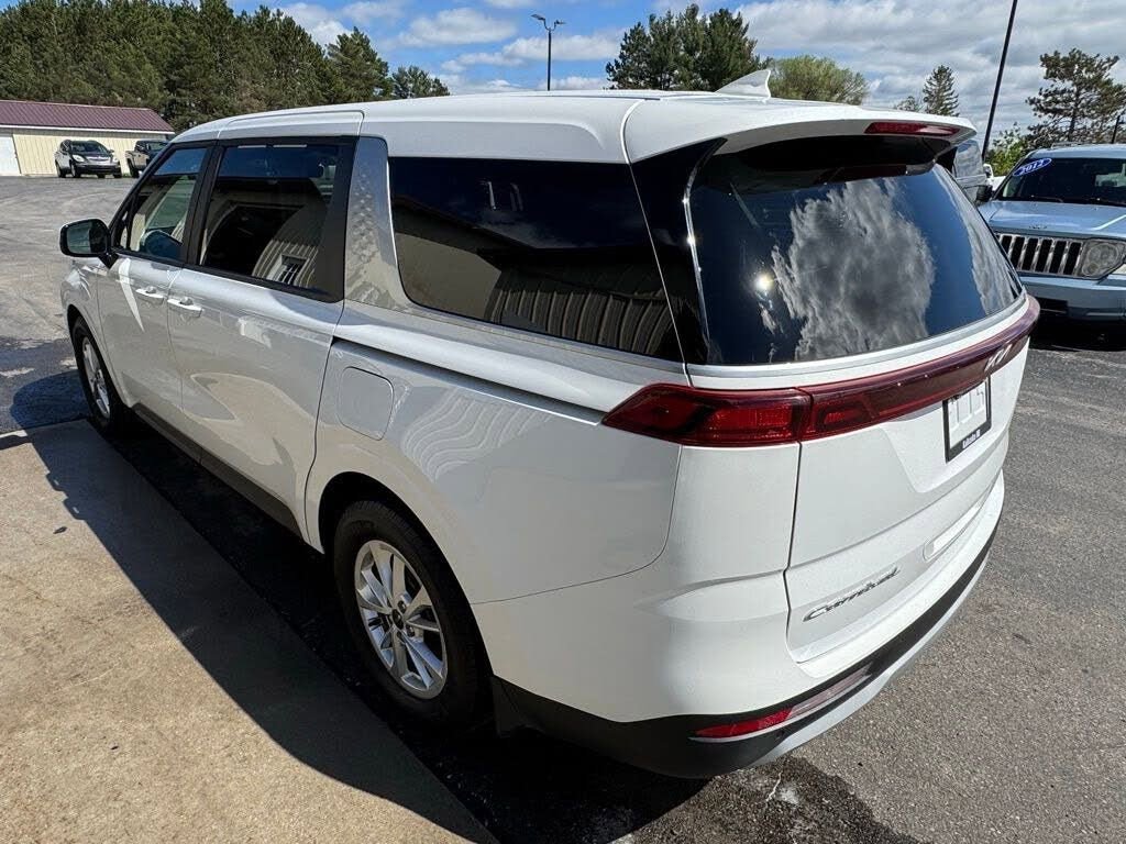 Used 2022 Kia Carnival LX FWD image 5